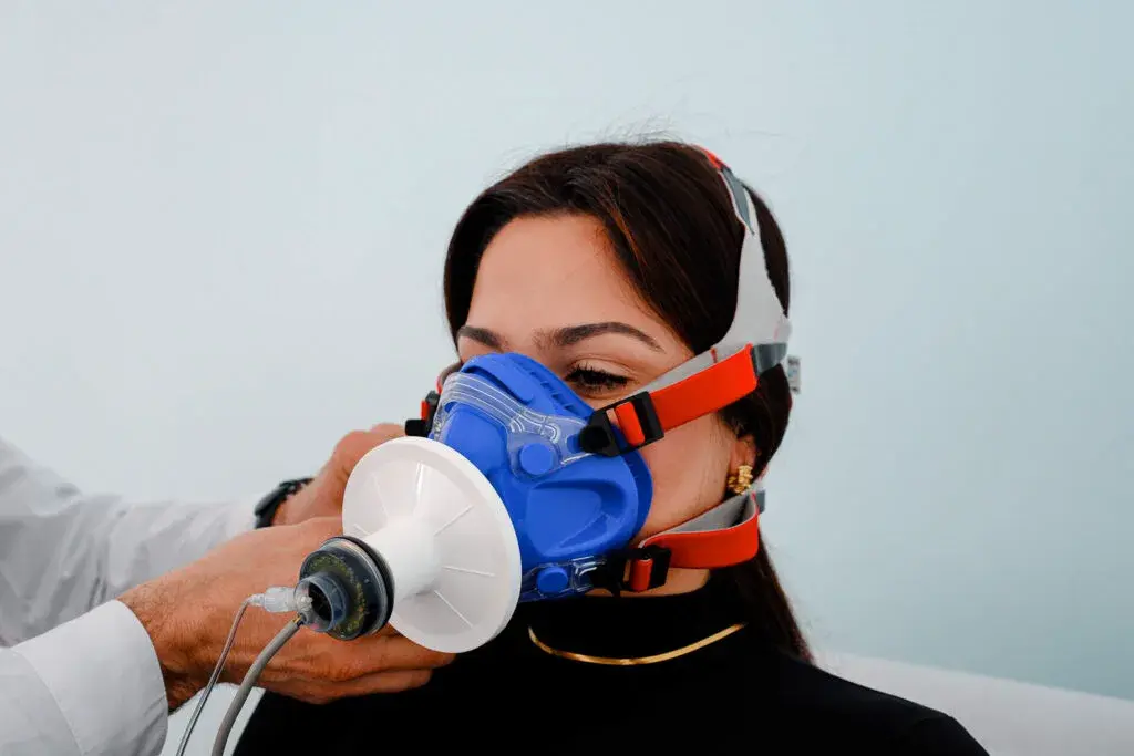 Test di calorimetria indiretta con maschera per l'analisi dei gas respiratori